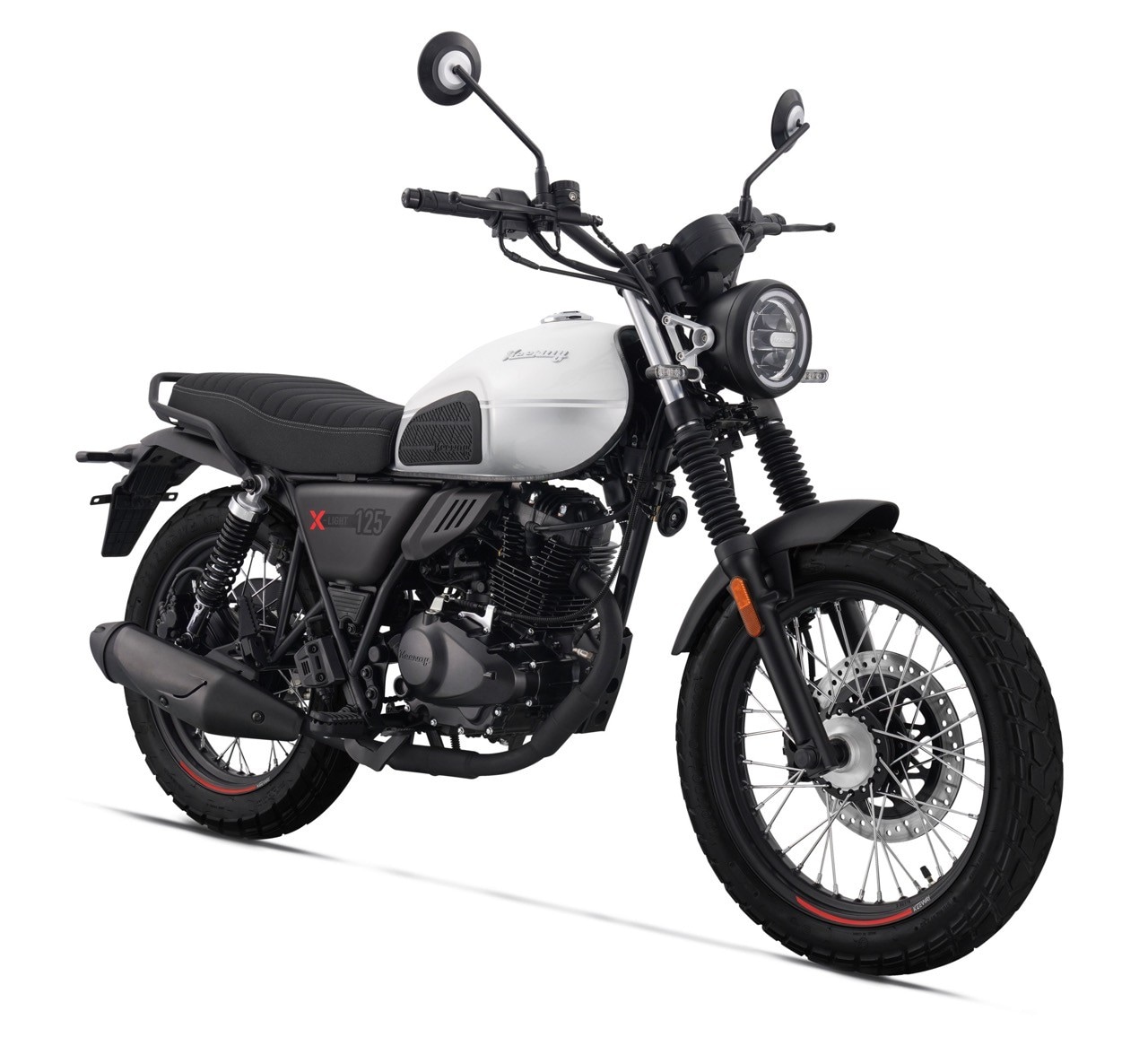 <div class='descrGalleryTitle'>KEEWAY X-LIGHT 125</div><div class='descrGalleryText'><p><b>Keeway X-Light 125</b> è una piccola e bella <b>scrambler per sedicenni </b>mossa da un semplice monocilindrico raffreddato ad aria a 2 valvole. Avviamento elettrico, cambio a 5 marce, forcella tradizionale, doppi ammortizzatore posteriori e freni a disco. Le ruote sono a raggi con <b>cerchio anteriore da 18”</b> e posteriore da 17”, il serbatoio tiene ben 16 litri e il peso a secco è di 131 kg.&nbsp;</p>
<p>L’aspetto è quello classico delle scrambler: manubrio alto, <b>fanale tondo </b>con il tocco moderno dei LED, serbatoio a goccia in metallo e sella lunga e piana. Non ci è dato conoscere la disponibilità né il prezzo, ma in relazione a quest’ultimo c’è da aspettarsi che sia davvero <b>davvero concorrenziale</b>.</p>
</div>
